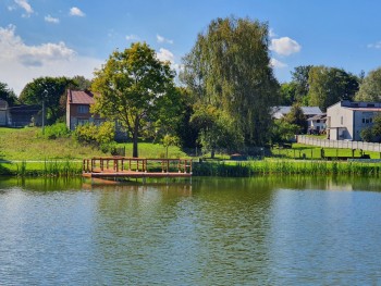 Budowa pomostu na zbiorniku wodnym w Kobyłczycach_2024