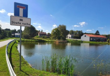 Budowa pomostu na zbiorniku wodnym w Kobyłczycach_2024